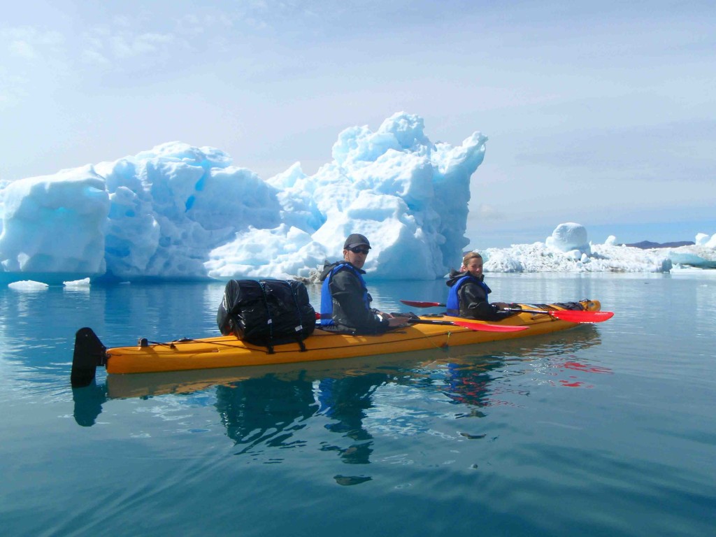 pareja de kayakistas. icebergs en la zona de Tasiusaq